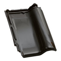 Pojedyncza, błyszcząca dachówka Roben Monza Plus Tobago w kolorze czarnobrązowym, widoczna pod kątem, z wyraźnym załamaniem światła na powierzchni.